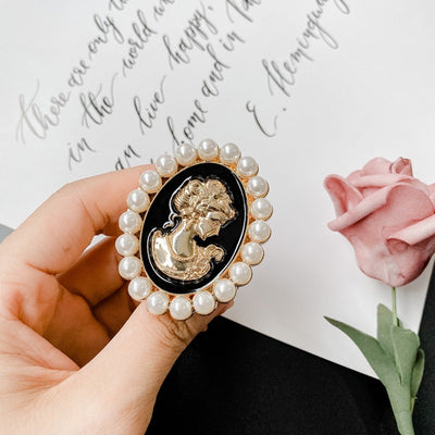 Elegant Pearl Lady Portrait Pop Socket