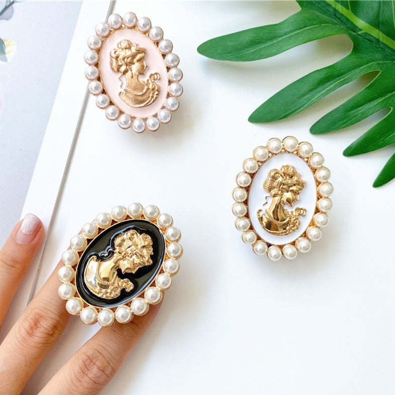 Elegant Pearl Lady Portrait Pop Socket